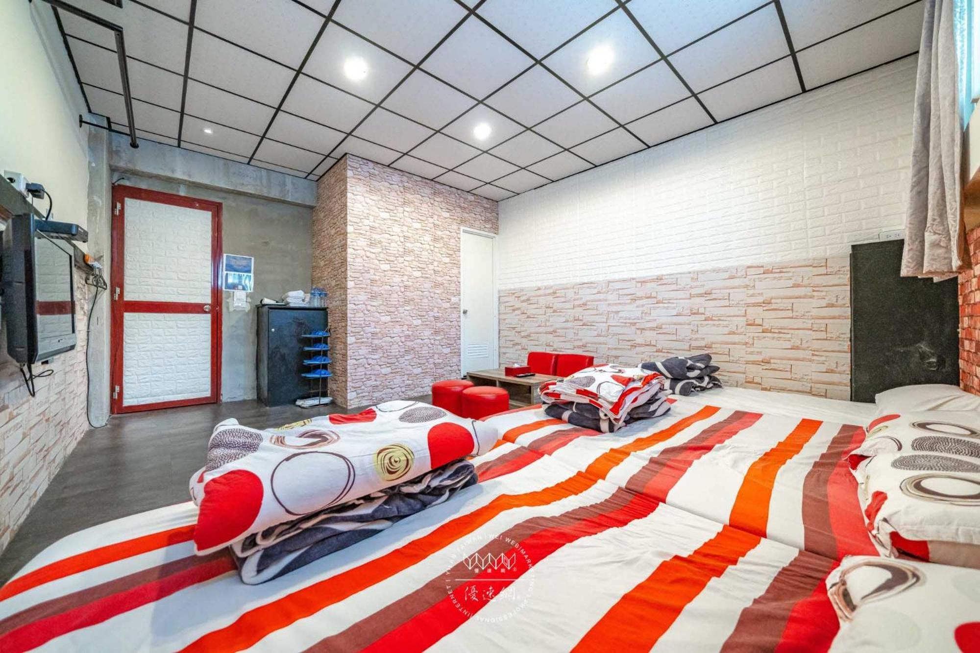 羅東夜市 工業loft旅宿 Loft House Luodong Buitenkant foto