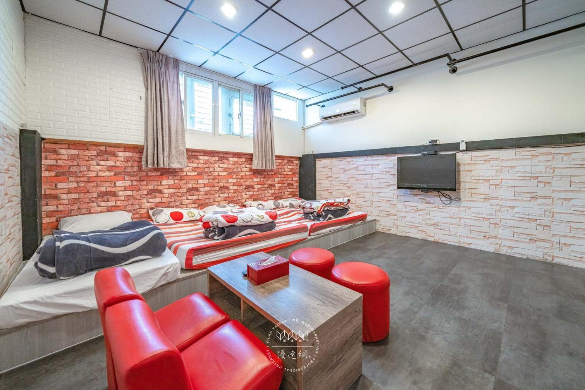 羅東夜市 工業loft旅宿 Loft House Luodong Buitenkant foto